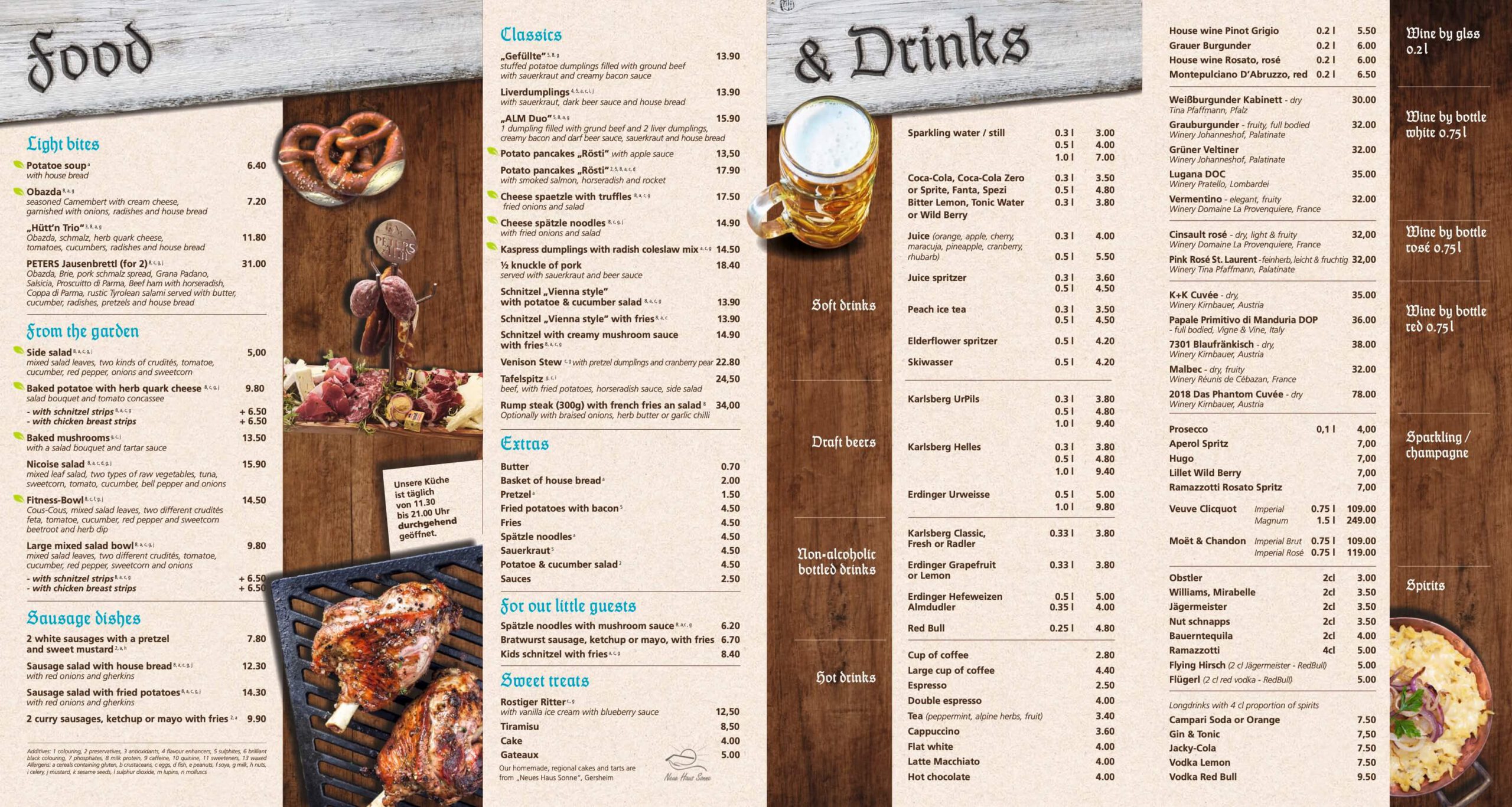 Eine deutsche Restaurantkarte auf einem hölzernen Hintergrund, unterteilt in Abschnitte für Speisen und Getränke, einschließlich Bildern von Brezeln, Fleisch und einem Bierkrug. Der Text listet verschiedene Gerichte, Getränke und Preise in deutscher Sprache auf.