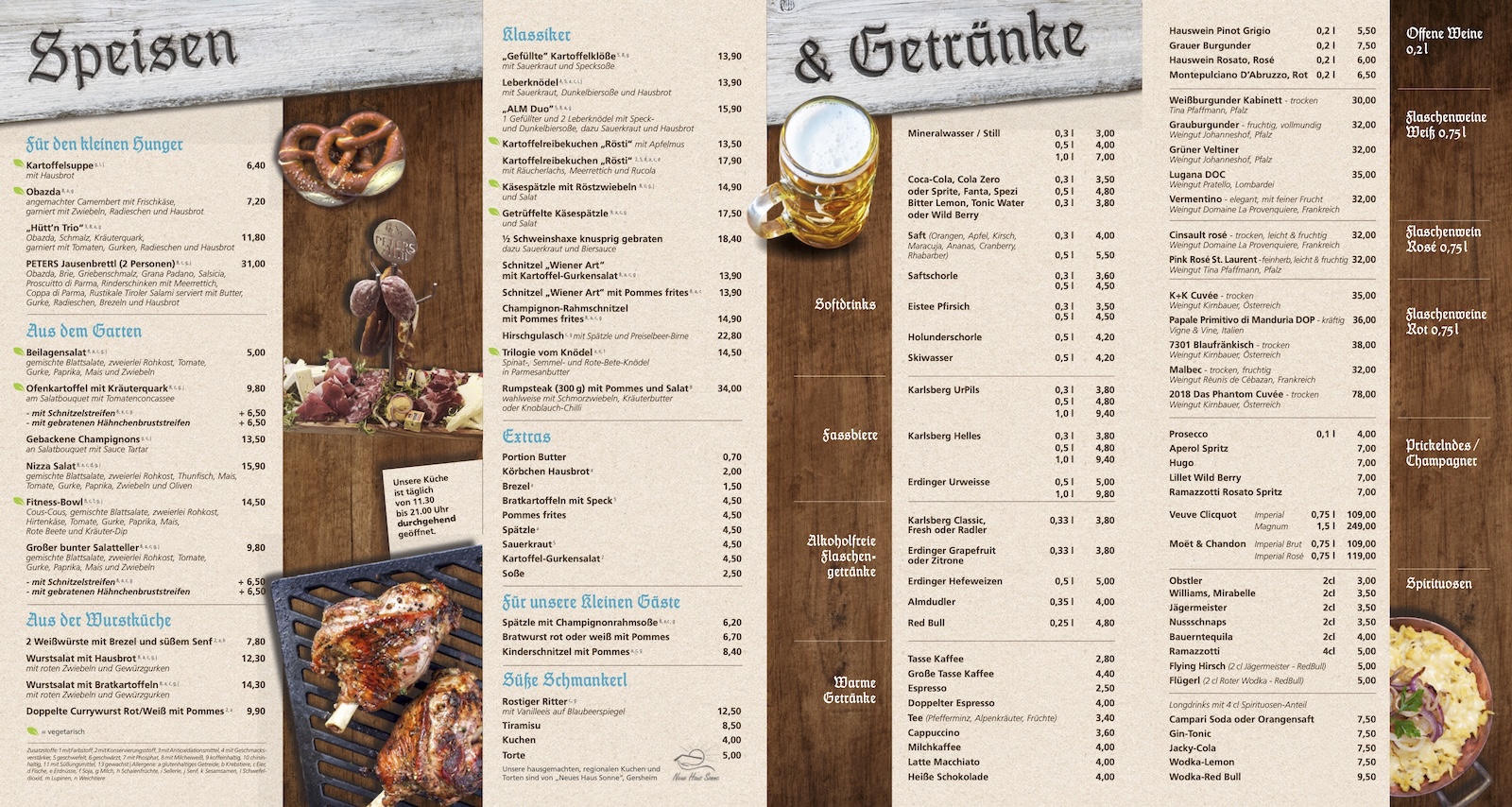Eine deutsche Speisekarte mit Abschnitten für Speisen und Getränke, mit Gerichten wie Würstchen, Brezeln, Brathähnchen und Getränken wie Bier, Softdrinks und Kaffee, alles vor einem Holzhintergrund.