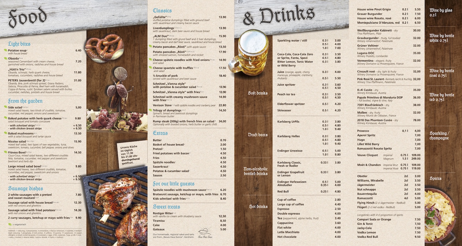 Eine deutsche Speisekarte mit Abschnitten für Speisen und Getränke, mit Gerichten wie Würstchen, Brezeln, Brathähnchen und Getränken wie Bier, Softdrinks und Kaffee, alles vor einem Holzhintergrund.