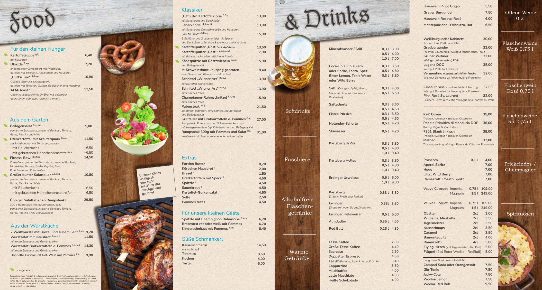 Speisekarte mit Abschnitten für Speisen und Getränke in deutscher Sprache, mit Kategorien wie Salate, Grillgerichte, Klassiker, Kindergerichte, Extras und einer umfangreichen Getränkekarte. Der Hintergrund zeigt einen Grill, Hähnchen, Bier und rustikale Holzdesign-Elemente.
