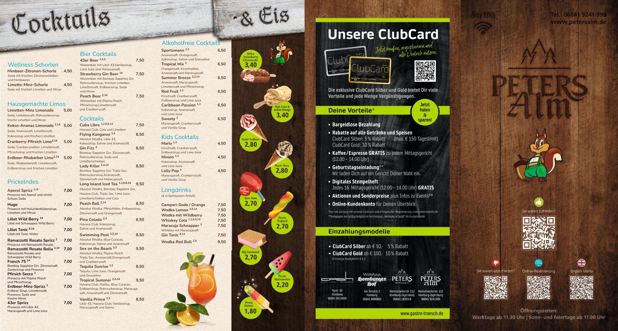 Eine Speisekarte mit Cocktails, alkoholischen Getränken und Eiscremeoptionen auf der linken Seite, Angaben zur Clubkartenmitgliedschaft in der Mitte und Peters Alm-Kontaktinformationen mit einem Eichhörnchen-Logo auf der rechten Seite. Der Hintergrund hat eine Holztextur.