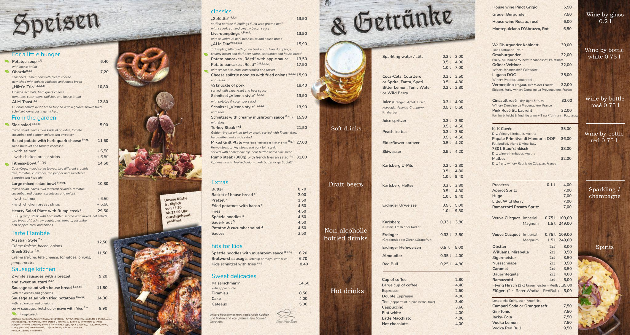 Eine Speisekarte mit Cocktails, alkoholischen Getränken und Eiscremeoptionen auf der linken Seite, Angaben zur Clubkartenmitgliedschaft in der Mitte und Peters Alm-Kontaktinformationen mit einem Eichhörnchen-Logo auf der rechten Seite. Der Hintergrund hat eine Holztextur.